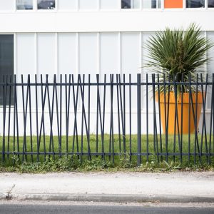 La clôture barreaudée nature coloris gris