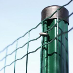 Le poteau de clôture multigraf installé