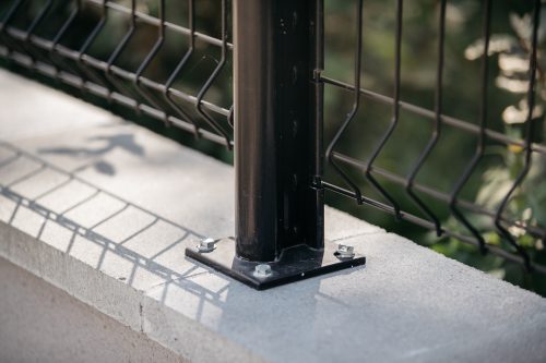 fixation poteau sur platine sur un muret 