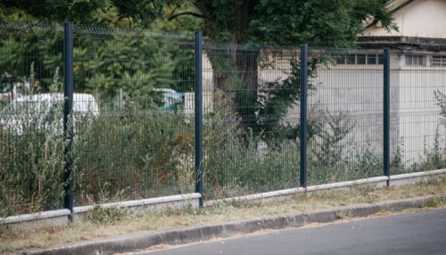 clôtures pour animaux : panneaux rigides gris avec soubassements béton 