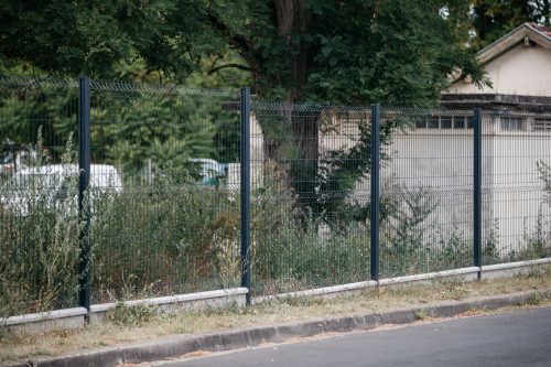 grillage souple ou rigide : grillage rigide gris sur soubassement béton