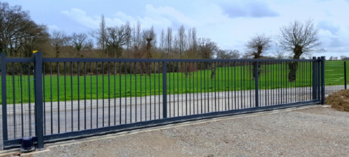 portail en acier - portail coulissant equilibre gris