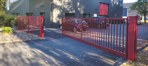 portail en acier - portail industriel rouge